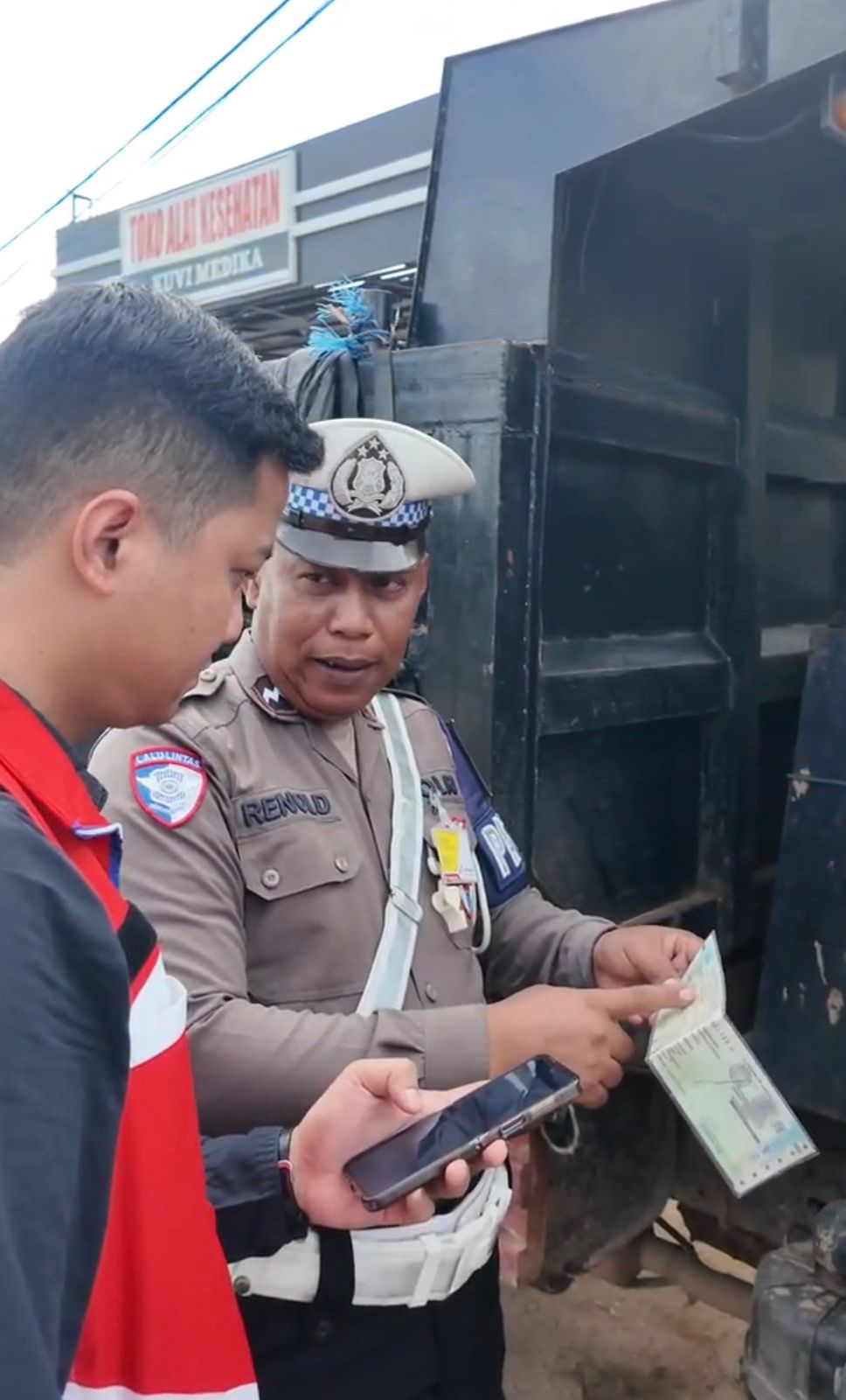 Anggota Polres Merauke bersama dengan Dishub Kabupaten Merauke saat melakukan penertiban terhadap penyaluran BBM subsidi di SPBU, Senin (1/12/2025) Ceposonline.com/istimewa.