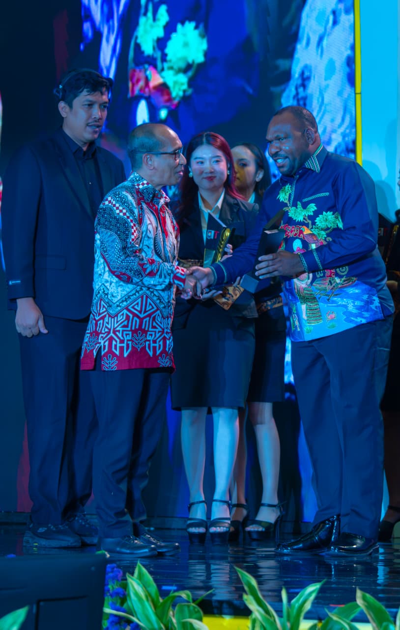 Bupati Intan Jaya, Aner Maisini saat menerima penghargaan nasional di Jakarta. (CEPOSONLINE.COM/HUMAS INTAN JAYA for Cepos)