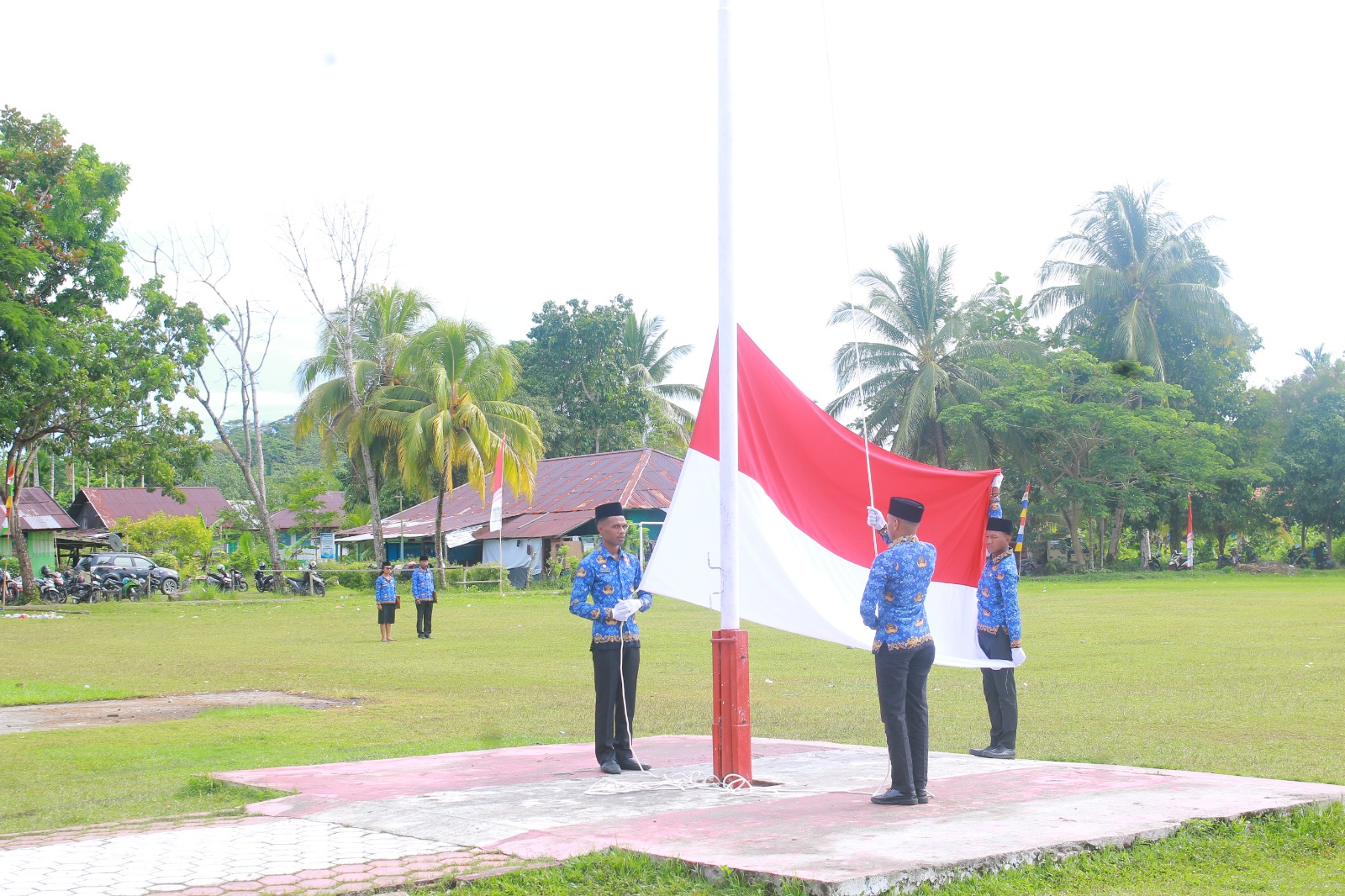 Para peserta Upacara Pada HUT KORPI ke 54 di Kabupaten Waropen, Selasa (2/12). (CENDERAWASIH&nbsp;POS/ISMAIL)