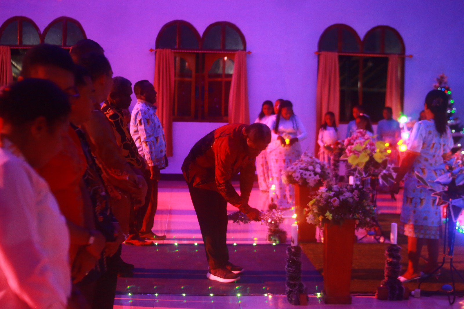 Bupati Waropen Fransiscus Xaverius Mote, saat menyalakan lampu natal dan memberikan sambutan pada perayaan Natal Bersama di Gereja Pantekosta di Papua (GPdP) Jemaat ALfa Omega, Senin (1/12) malam.