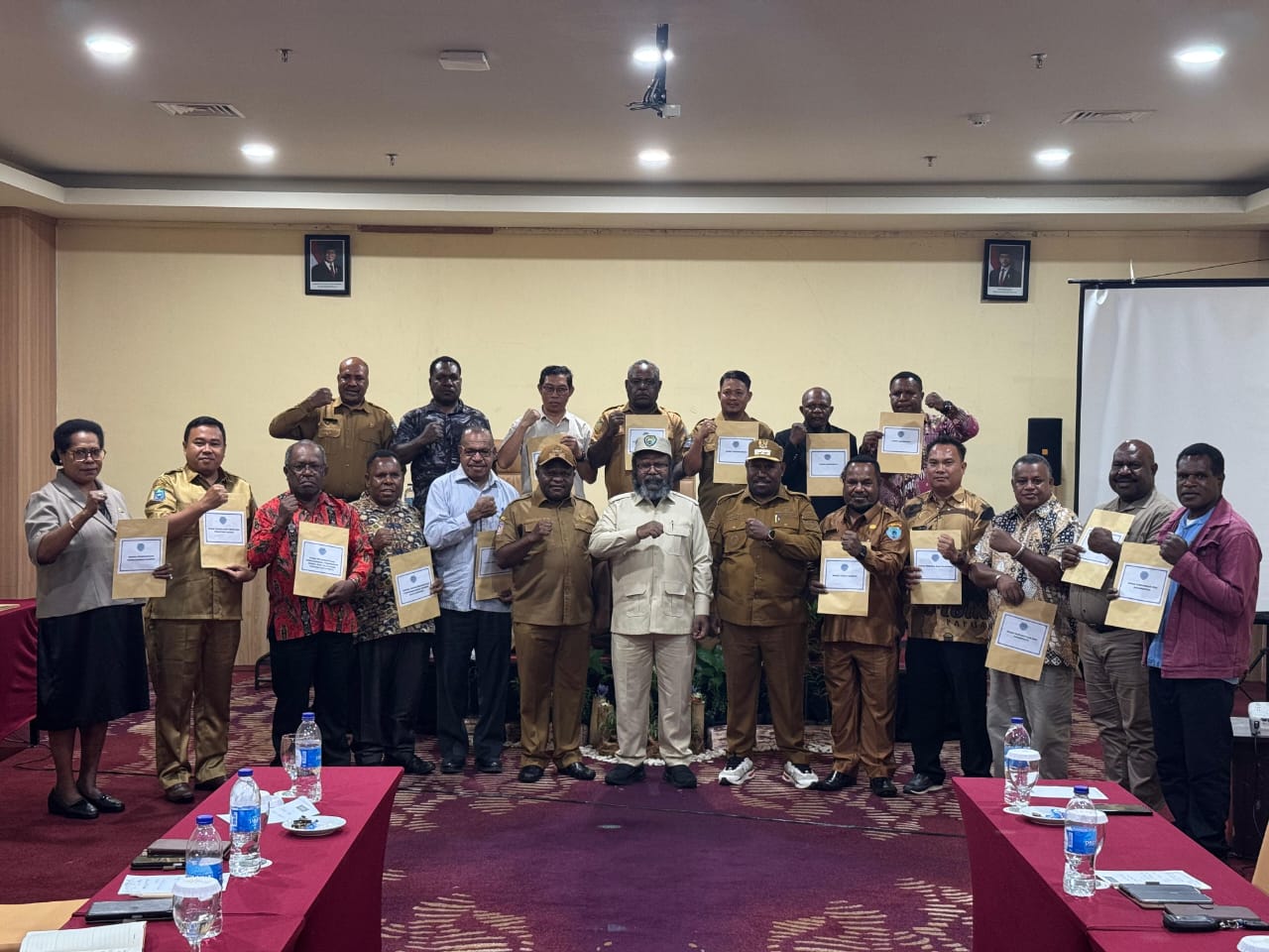 Bupati Tolikara Willem Wandik foto bersama pimpinan OPD usai penyerahan Pagu Anggaran 2026, Selasa (2/12/2025).  (CEPOSONLINE.COM/Diskomdigi Tolikara)