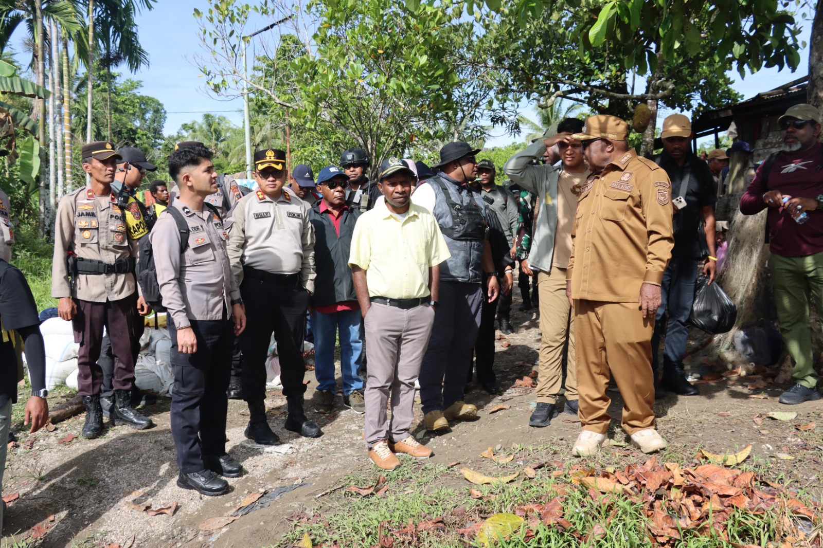 Kapolres Mimika AKBP Billyandha Hildiario Budiman saat berkunjung ke Kapiraya bersama Wakil Bupati Mimika Emanuel Kemong dan jajaran Forkopimda, Senin 1 Desember 2025. (Dok Polres Mimika).