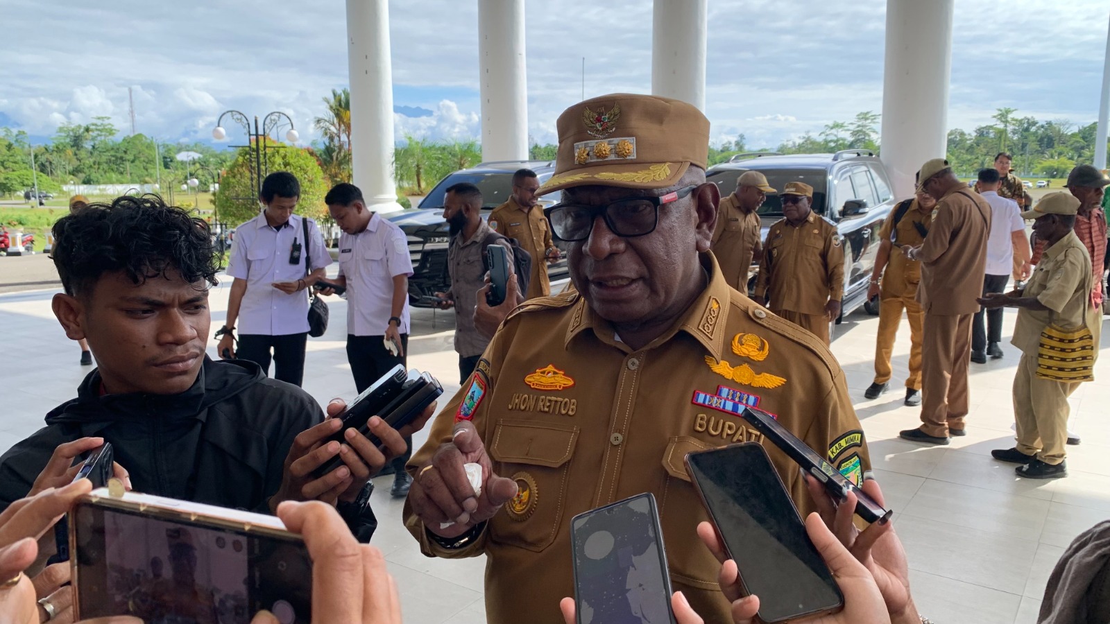 Bupati Mimika, Johannes Rettob, saat diwawancara di Kantor Pusat Pemerintahan Kabupaten Mimika, Selasa, 2 Desember 2025. (CENDERAWASIH POS/WAHYU&nbsp;WELERUBUN)