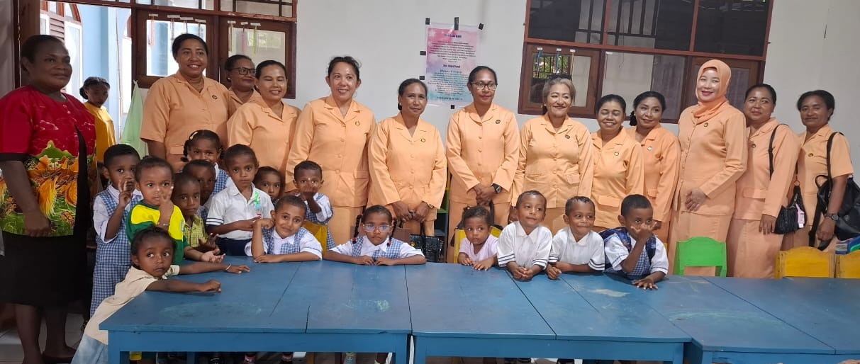 Ketua dan Anggota DWP Waropen saat berbagi ke sejumlah PAUD di Waropen, Selasa (2/12). (CENDERAWASIH&nbsp;POS/ISMAIL)