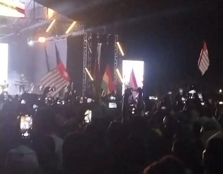 Dua bintang kejora terlihat dari jauh saat dikibarkan dalam konser Lucky Dube di Lapangan Karang, PTC Entrop, Rabu (3/12/2025) CEPOSONLINE.COM/ISTIMEWA
