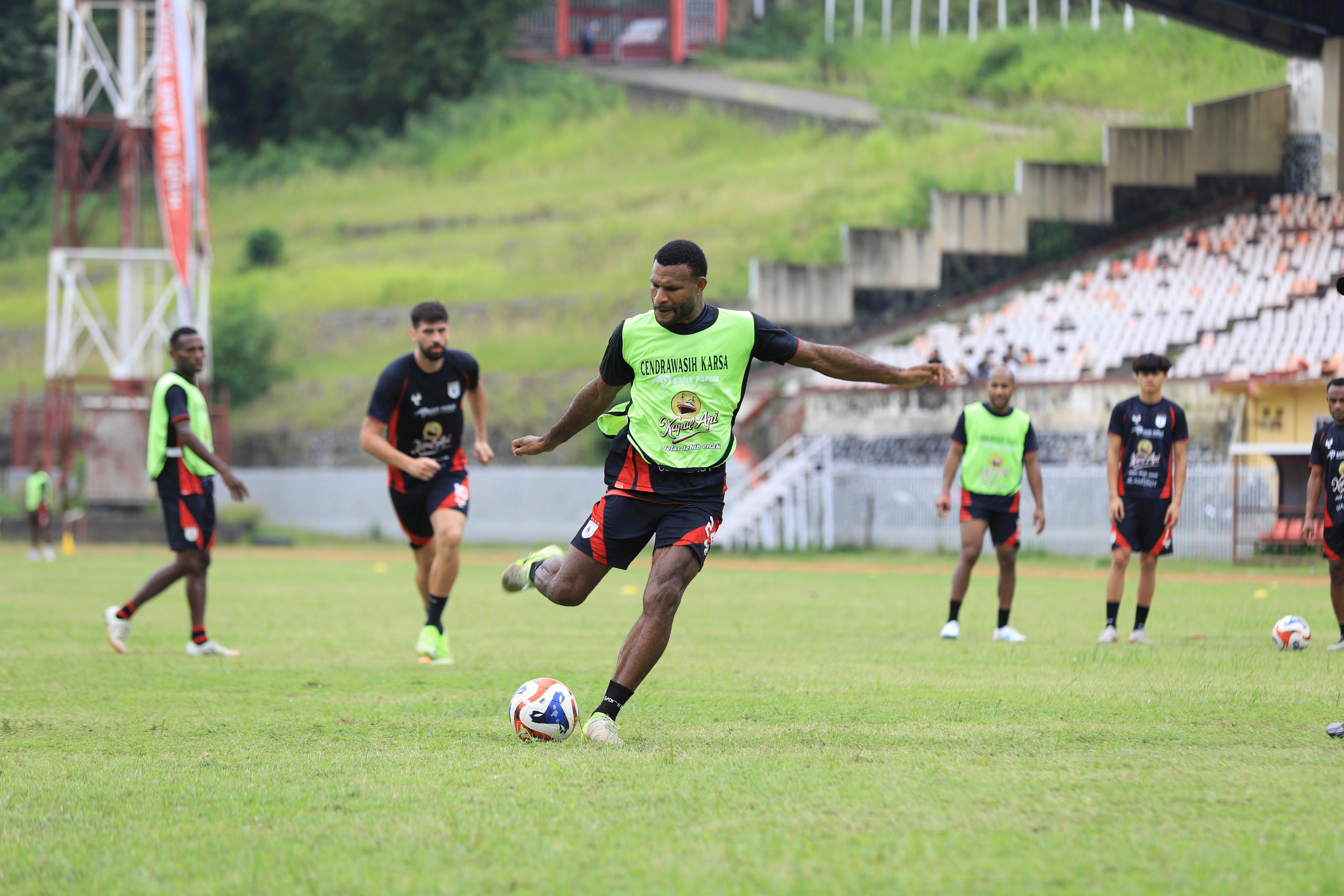 Marinus Wanewar saat melakukan latihan bersama Persipura di Stadion Mandala Jayapura beberapa waktu lalu. (CEPOSONLINE.COM/ERIANTO).