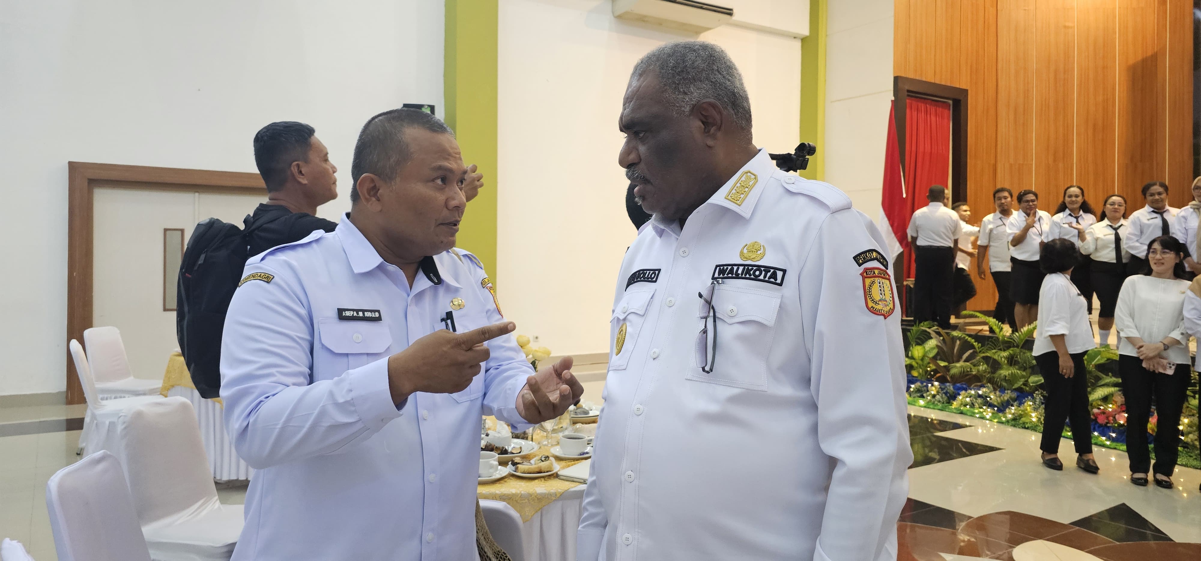 Kepala Dinas PUPR Kota Jayapura, Asep Khalid saat berbincang dengan Wali Kota Jayapura, Abisai Rollo. (CEPOSONLINE.COM/HANS PALEN)