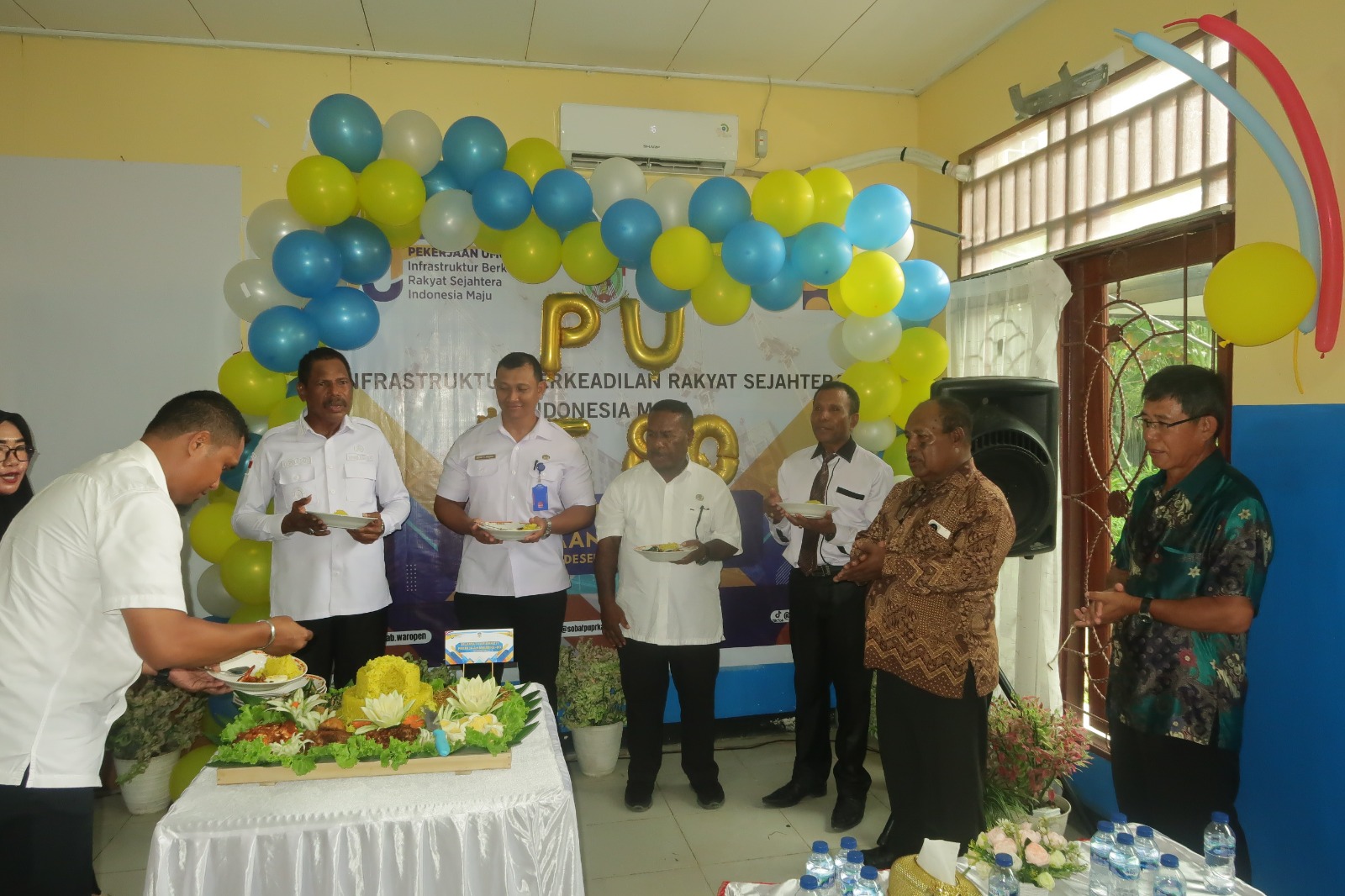Wakil Bupati Waropen Yowel Boari bersama Kadis PUPR Waropen Michael Rumabar, saat memperingati Hari Bhakti PU ke 80, Rabu (3/12) (CENDERAWASIH&nbsp;POS/ISMAIL)
