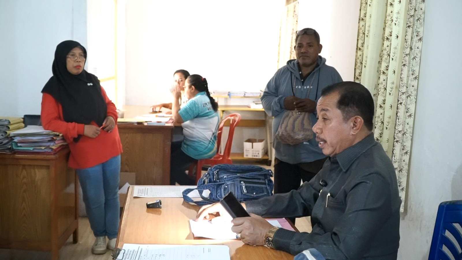 Wakil Wali Kota Jayapura, Rustan Saru melakukan sidak di Kantor Kelurahan Bhayangkara, Jumat (5/12/2025). (CEPOSONLINE.COM/HUMAS PEMKOT)