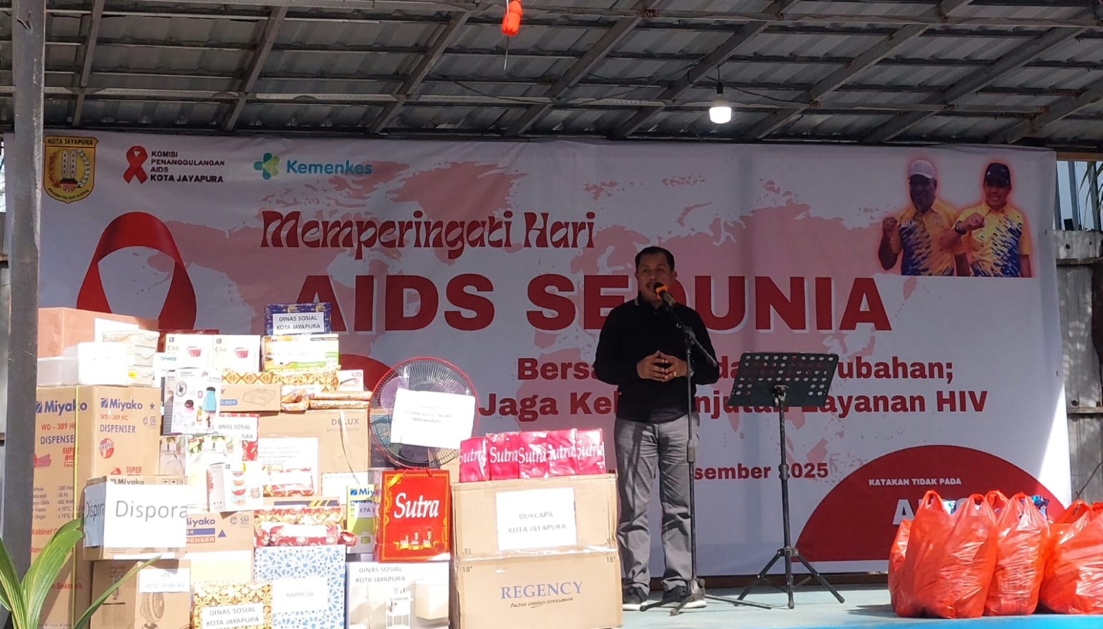 Wakil Wali Kota Jayapura sekaligus Ketua Harian KPA Kota Jayapura, Rustan Saru memberikan sambutan dalam kegiatan peringatan Hari AIDS sedunia, diselenggarakan KPA Kota Jayapura di lokasi CFD.