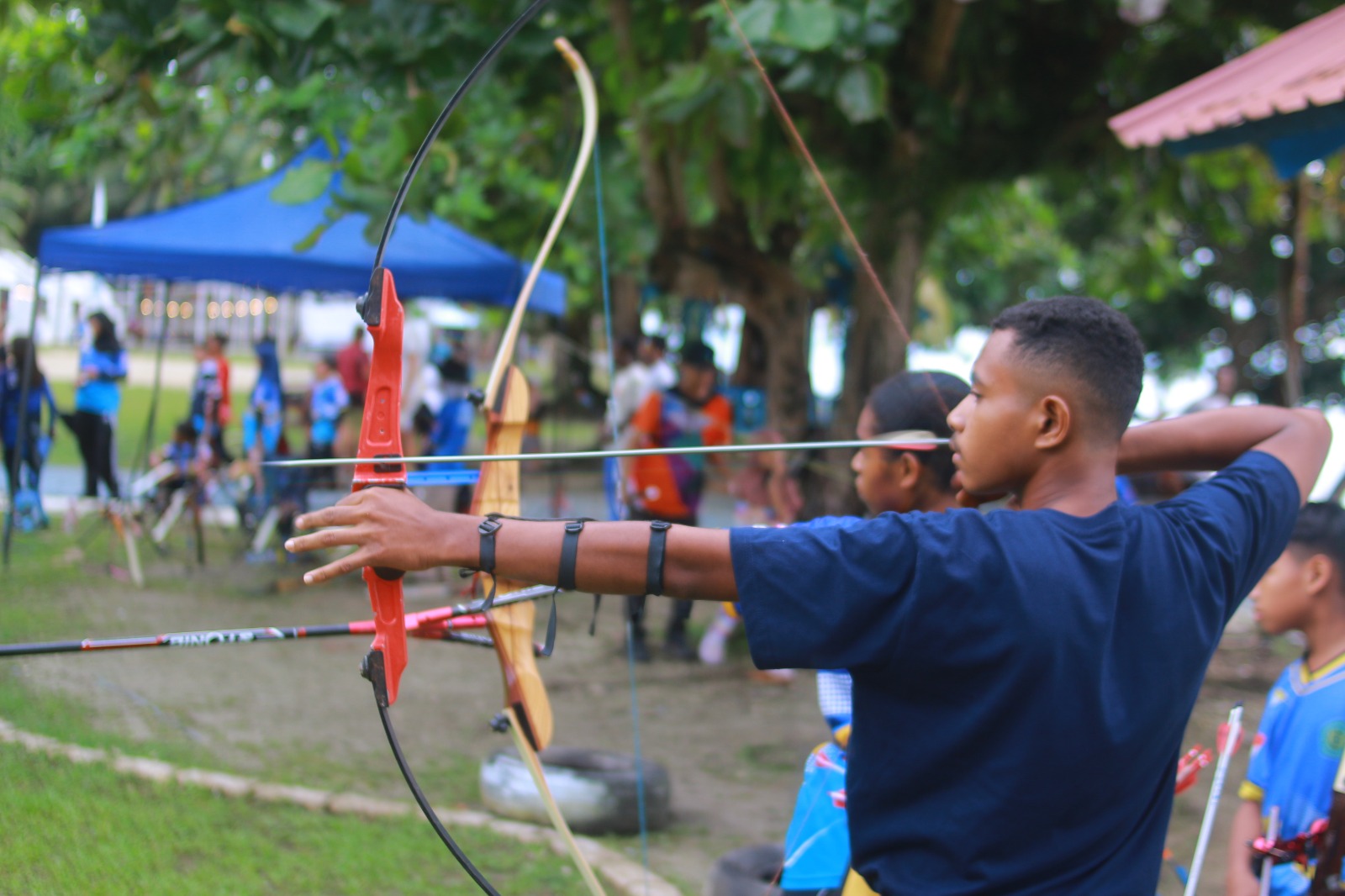 Para pemanah muda asal Biak saat mengikuti Nirmala Archery Hunting Season I di Hotel Nirmala Beach, Sabtu (6/12). (CENDERAWASIH POS/ISMAIL)