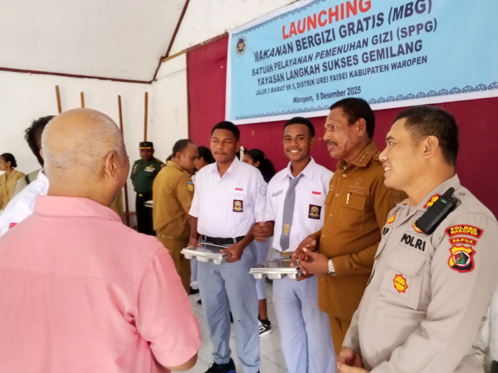 Wakil Bupati Yoel Boari, bersama Pimpinan Yayasan dan Forkompimda secara simbolis memberikan program MBG kepada siswa-siswi di SMA Negeri Waren dan SMA YPK FX Mote, Senin (8/12).