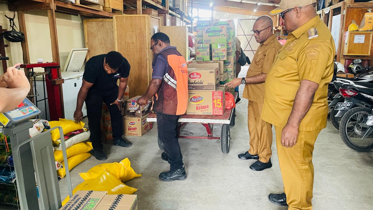 Bupati Jayawijaya Atenius Murib saat mengecek bahan pangan untuk masyarakat terdampak tanah longsor, Senin (8/12/2025).