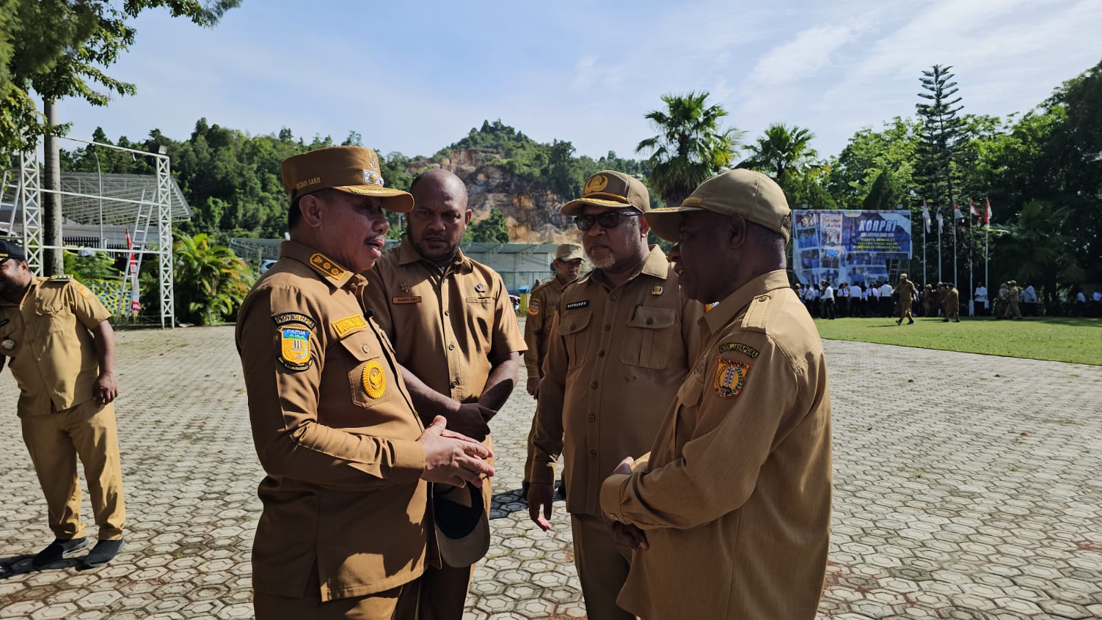 Wakil Wali Kota Jayapura, H.Rustan Saru saat berbincang dengan beberapa pimpinan OPD, Senin (8/12/2025). (CEPOSONLINE.COM/HANS PALEN).