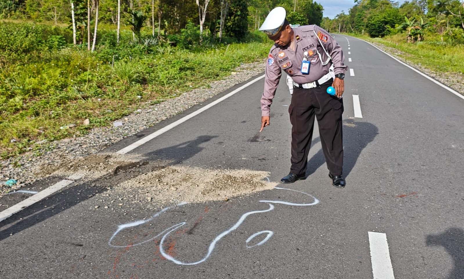 Polisi dari Sat Lantas Polres Mimika saat melakukan olah TKP di lokasi kejadian, pada Selasa (9/12/2025) pagi, (Foto: Sat Lantas&nbsp;Polres&nbsp;Mimika).