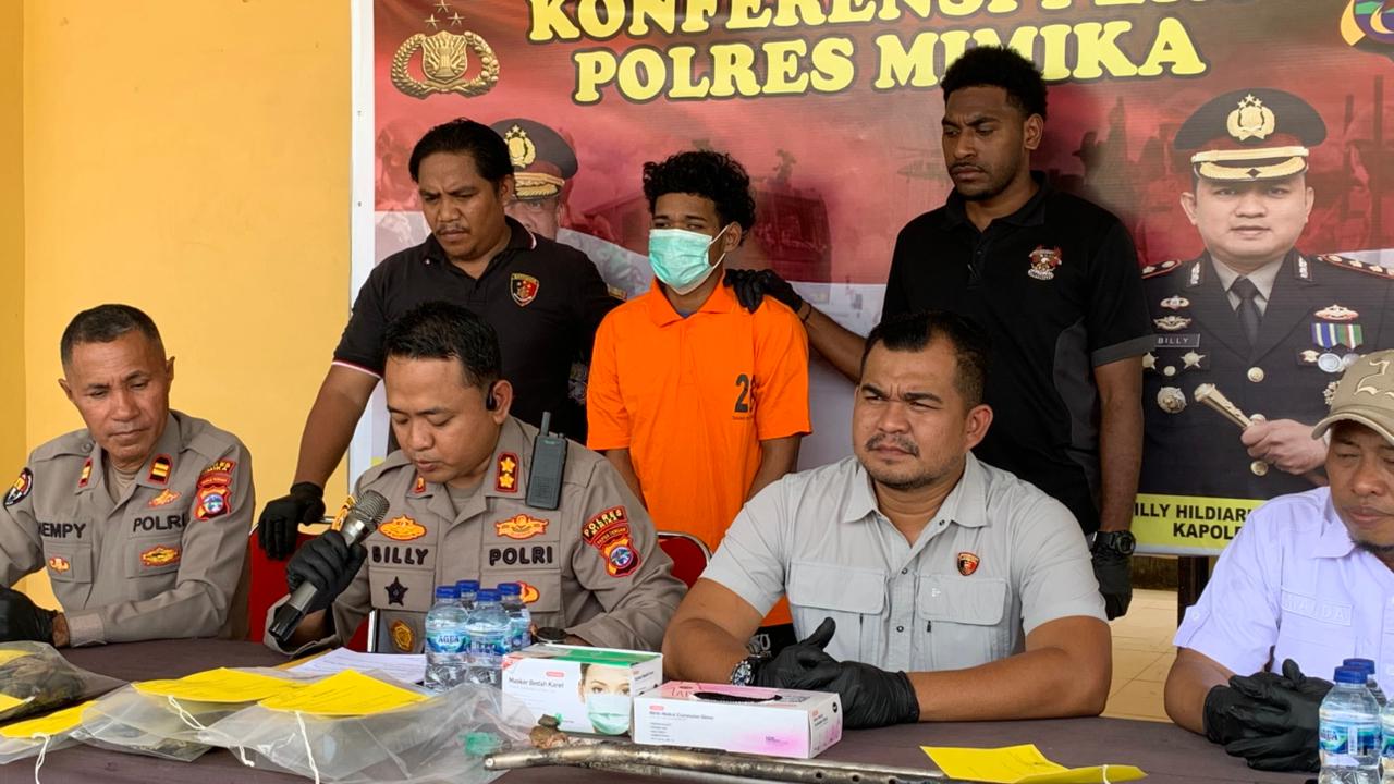 Pelaku pembunuhan seorang pria tanpa identitas yang ditemukan meninggal dunia dalam kondisi hangus terbakar di Jalan WR. Soepratman pada 1 Mei 2025. Ia dihadirkan dalam konferensi pers.