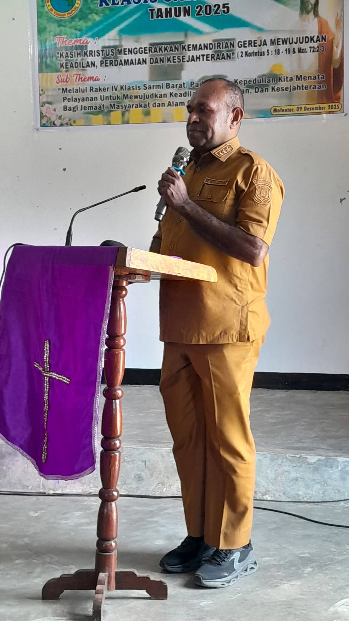 Bupati Sarmi Dominggus Catue saat menghadiri pembukaan Rapat Kerja IV Klasis GKI Sarmi Barat di Jemaat GKI Exodus Mafen Tor, Selasa (9/12/2025). (CEPOSONLINE.COM/VICKY AMBANI)