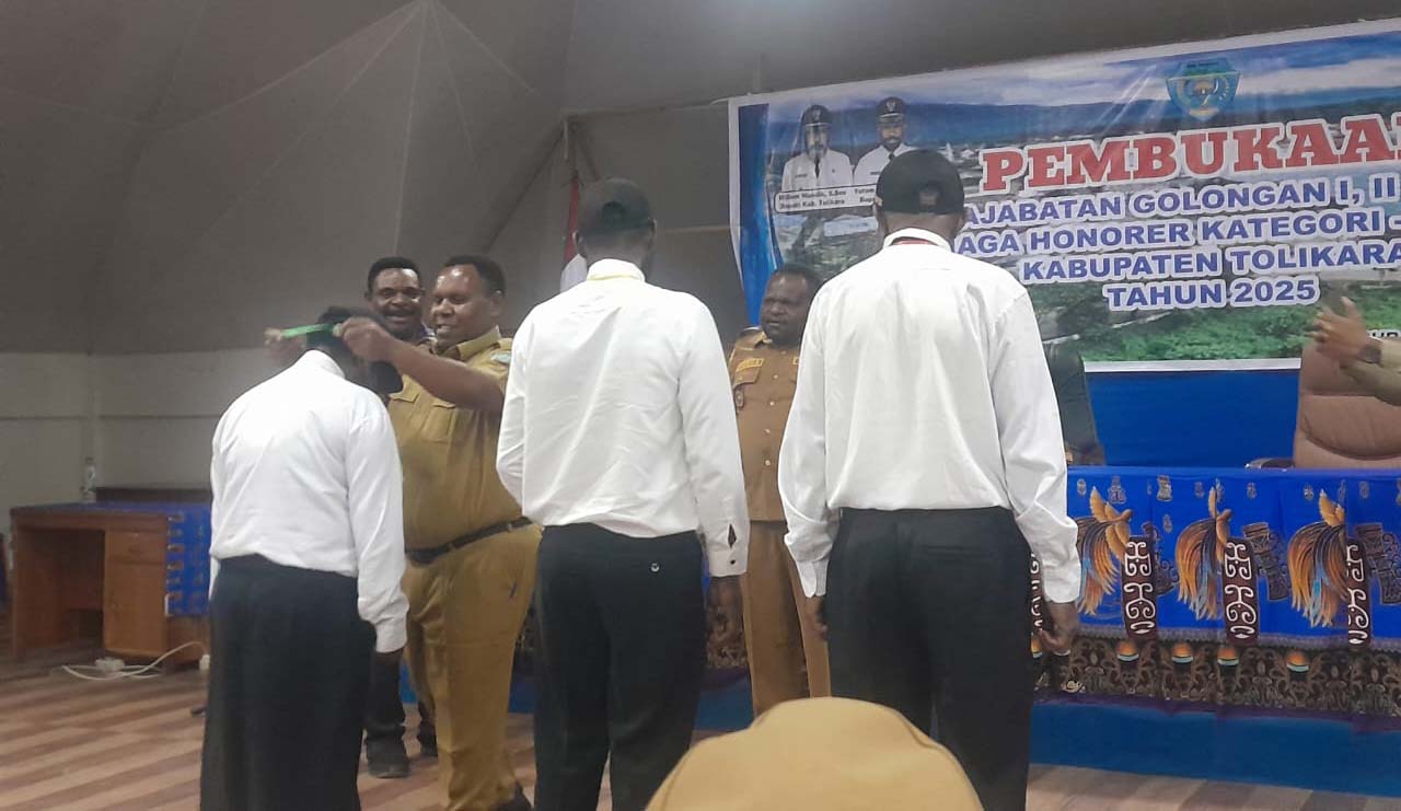 Pembukaan Diklat Prajabatan CPNS honorer K2 oleh Bupati Tolikara Willem Wandik, S.Sos, melalui Sekda Dr. Yosua Noak Douw, S.Sos., MA, di aula Bappeda Tolikara, Senin 8/12/2025).