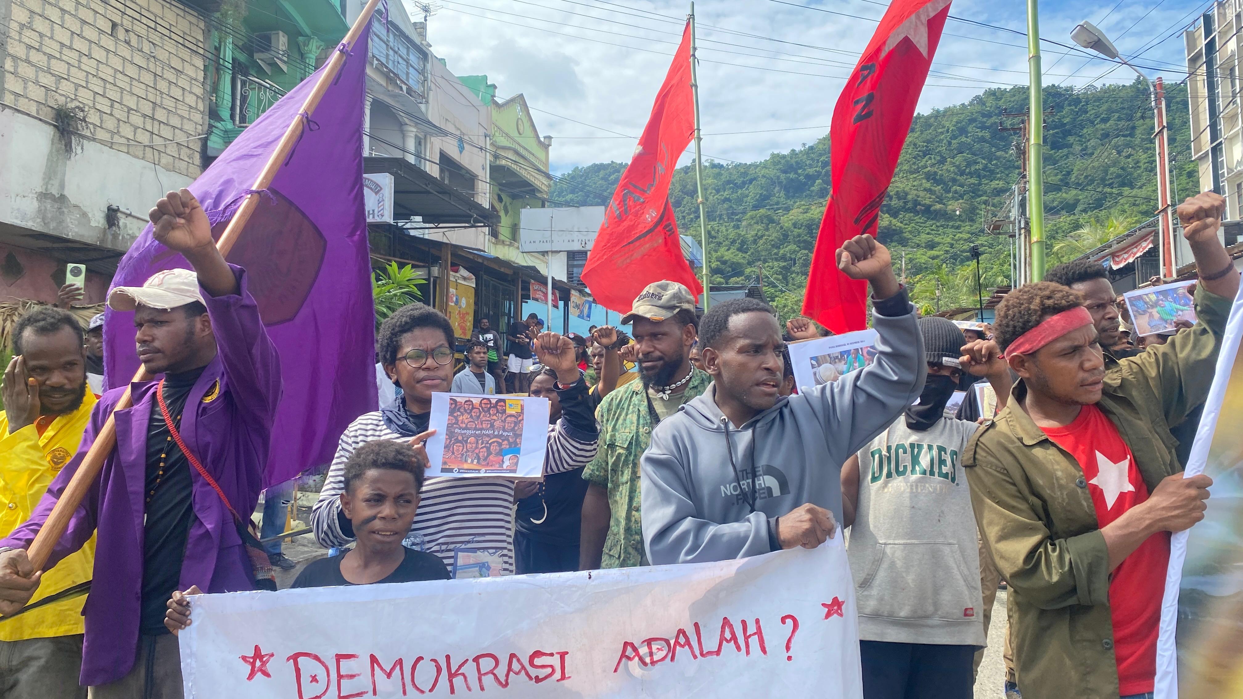 Masa aksi dari KNPB dan mahasiswa Uncen saat menggelar aksi mimbar bebas di Tugu Pendidikan Abepura, Distrik Abepura, Kota Jayapura, Rabu (10/12/2025). CEPOSONLINE.COM/JIMI
