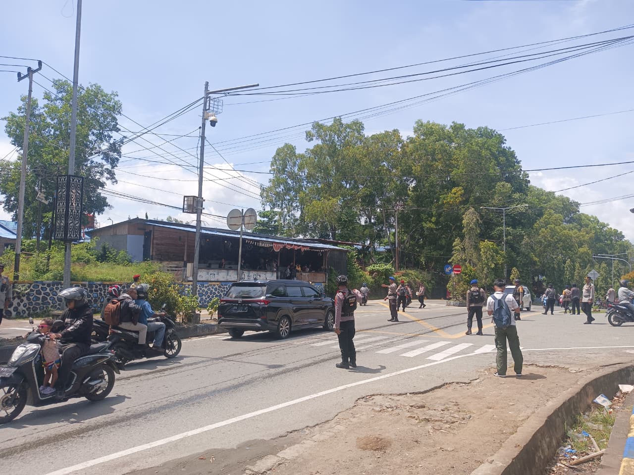 Ratusan personil gabungan TNI-POLRI memadati Kantor Bupati Jayapura, guna mengantisipasi aksi massa KNPB yang hendak melakukan aksi demo terkait Hari HAM, Rabu (10/12).(CEPOSONLINE.COM_Yohana)