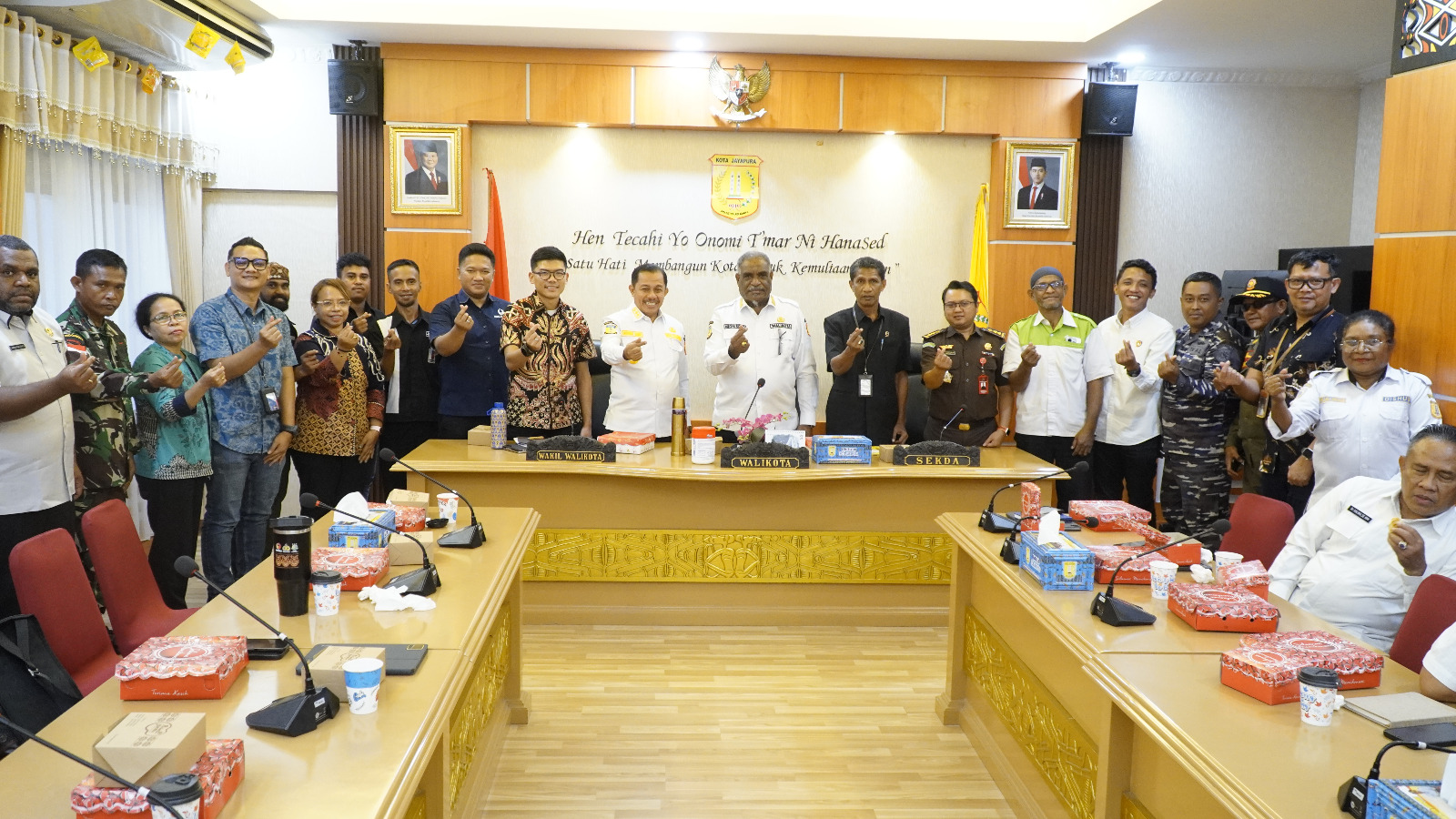 Wali Kota Jayapura, Abisai Rollo dan Wakil Wali Kota, Rustan Saru ketika mengelar rapat koordinasi bersama Forkopimda, Pertamina, serta para pemilik SPBU, Rabu (10/12/2025).