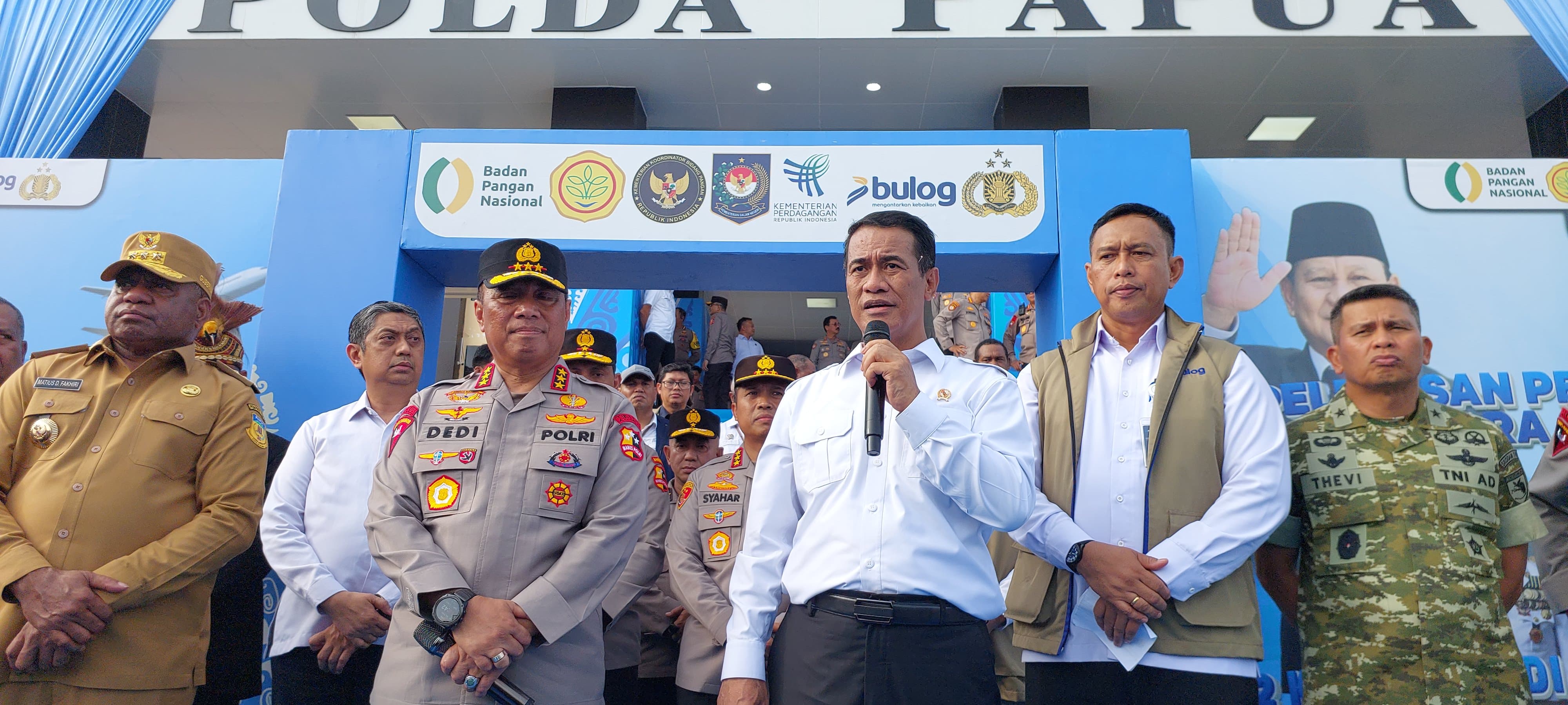 Mentan RI, Andi Amran Sulaiman, saat hadiri acara pelepasan beras SPHP Papua di Mapolda Papua, Selasa (9/12/2025) (CEPOSONLINE.COM/KAREL)