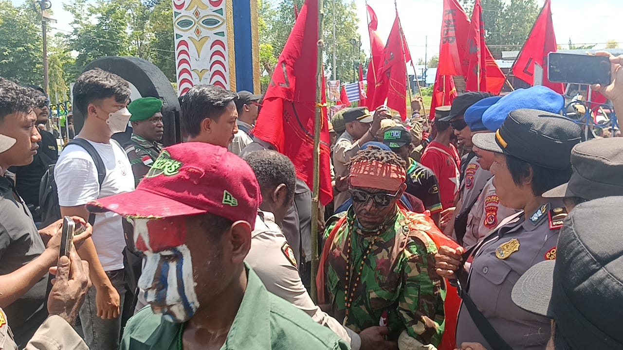 Terlihat massa KNPB yang hendak berorasi di lapangan kantor Bupati Jayapura, saat melewati pemeriksaan ketat oleh anggota Polres Jayapura, Rabu (10/12).(CEPOSONLINE.COM_Yohana)