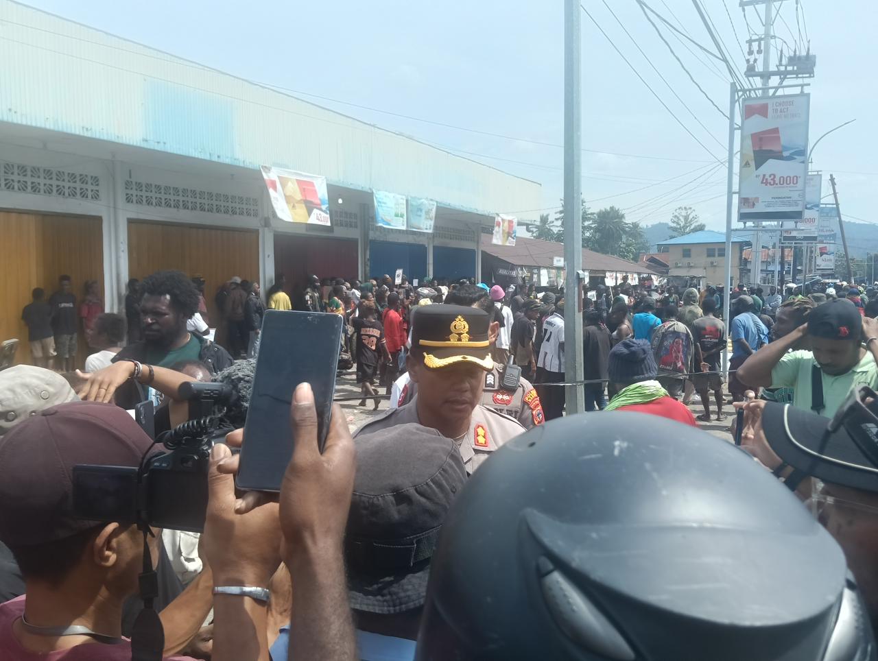 Kapolres Nabire AKBP Samuel Tatiratu. (CEPOSONLINE.COM/THERESIA)