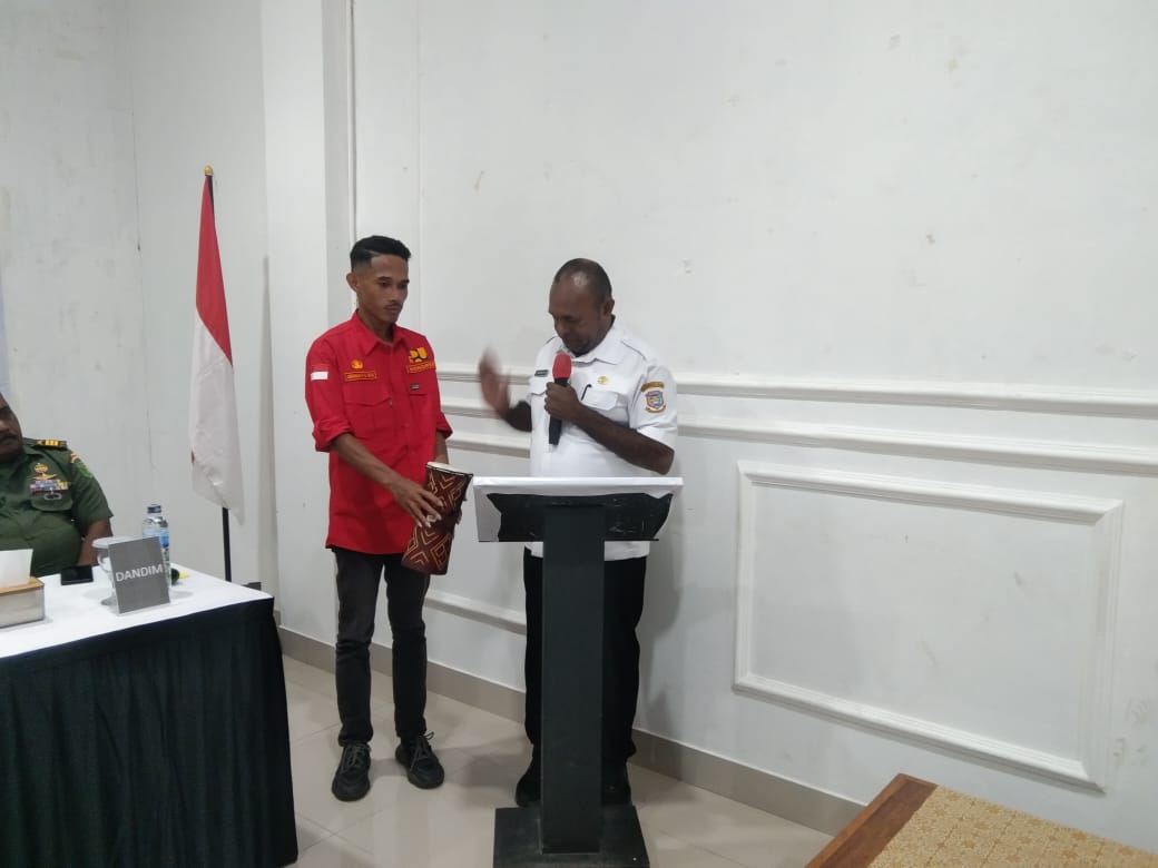 Bupati Sarmi Dominggus Catue saat membuka kegiatan Konsultasi Publik III RDTR Perkotaan Sarmi dan Sosialisasi FPR, PKKPR, PBG, dan SLF di Aula Hotel Twelf Lembah Neidam, Rabu (10/12/2025).