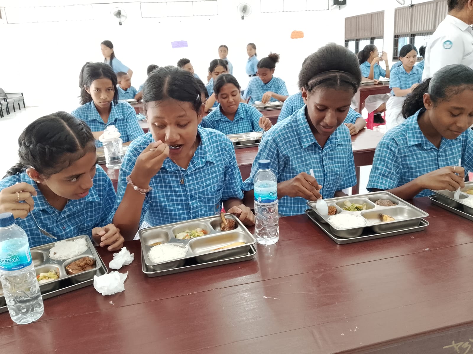 Suasana Para Peserta Didik Menikmati Makan Bergizi Gratis (MBG).