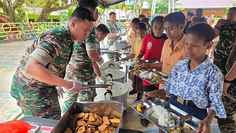 Suasana Siswa-siswi sedang mengantri Makan Bergizi Gratis (MBG).