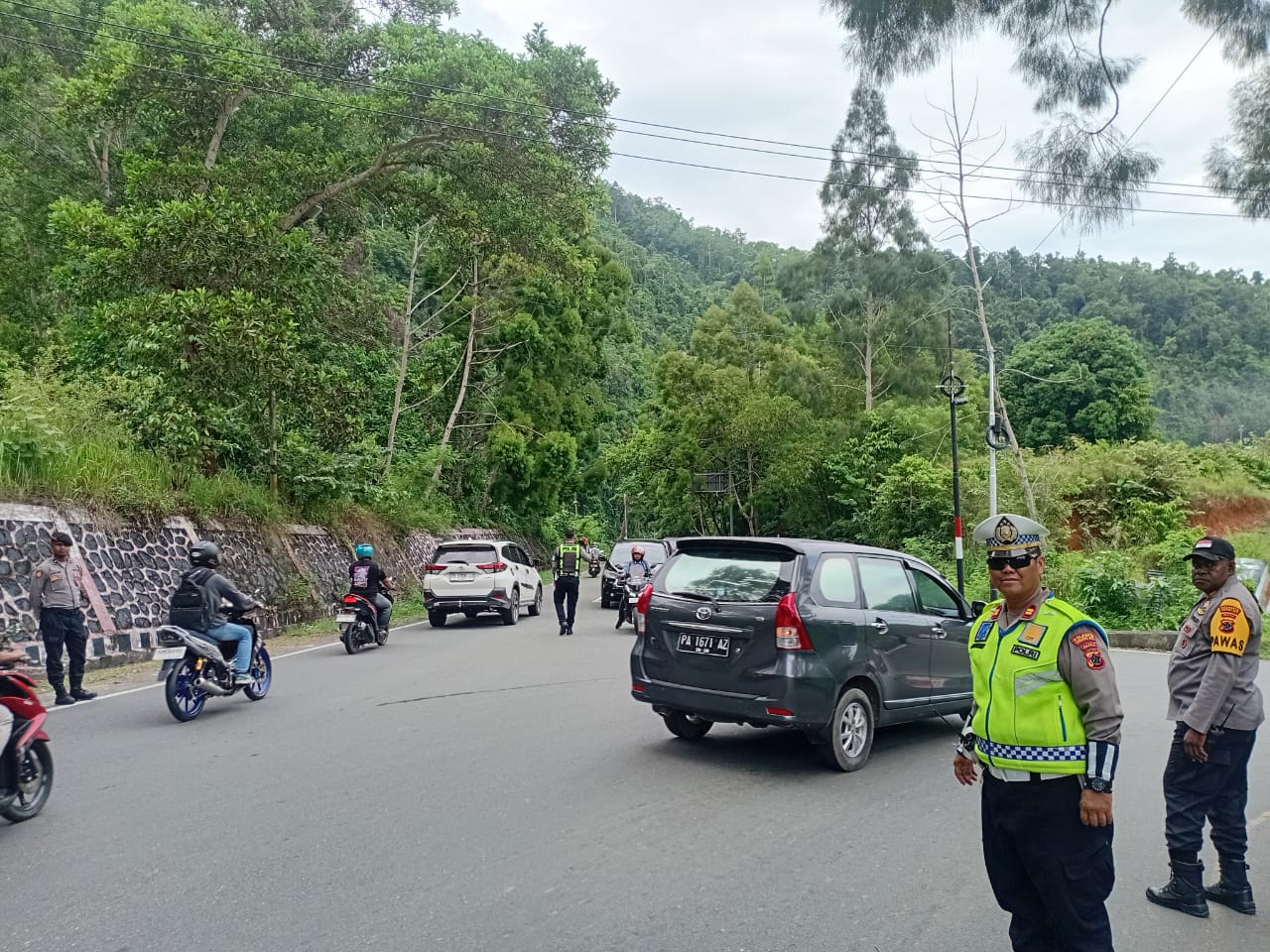 Jalur Alternatif terpantau macet parah, Kamis (11/12/2025)(CEPOSONLINE.COM/KAREL)