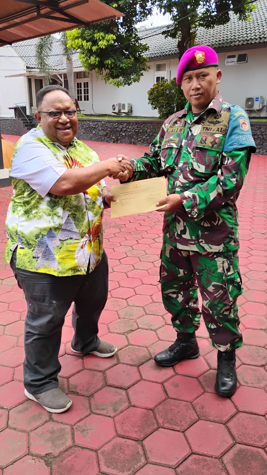 Wakil Ketua IV DPR Papua Tengah, John NR Gobai saat menyerahkan aspirasi di Mako Marinir Jakarta, Kamis (11/12/2025) (CEPOSONLINE.COM/Istimewa).