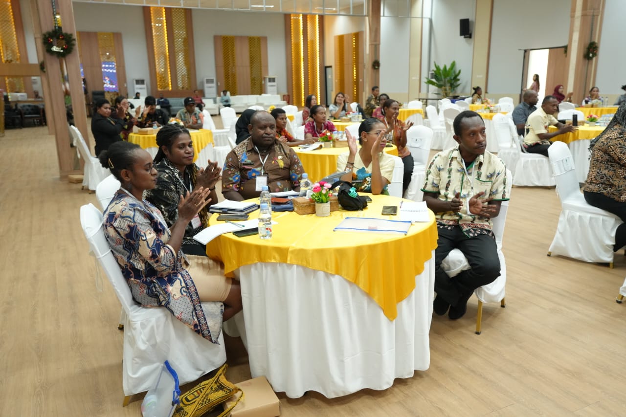 Para peserta Bimtek keprotokelaran dari berbagai OPD di lingkup Pemprov Papua Tengah saat mengikuti Bimtek di Ballroom Pemprov Papua Tengah, Kamis (11/12/2025).(CEPOSONLINE.COM/HUMAS PEMPROV)