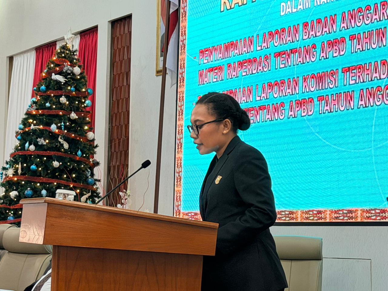 Anggota Komisi V, Graha C. Mambay, saat membacakan pandangan akhir komisi pada Rapat Paripurna Penetapan APBD Tahun 2026 di DPR Papua, Kamis (11/12/2025). (CEPOSONLINE.COM/KAREL).