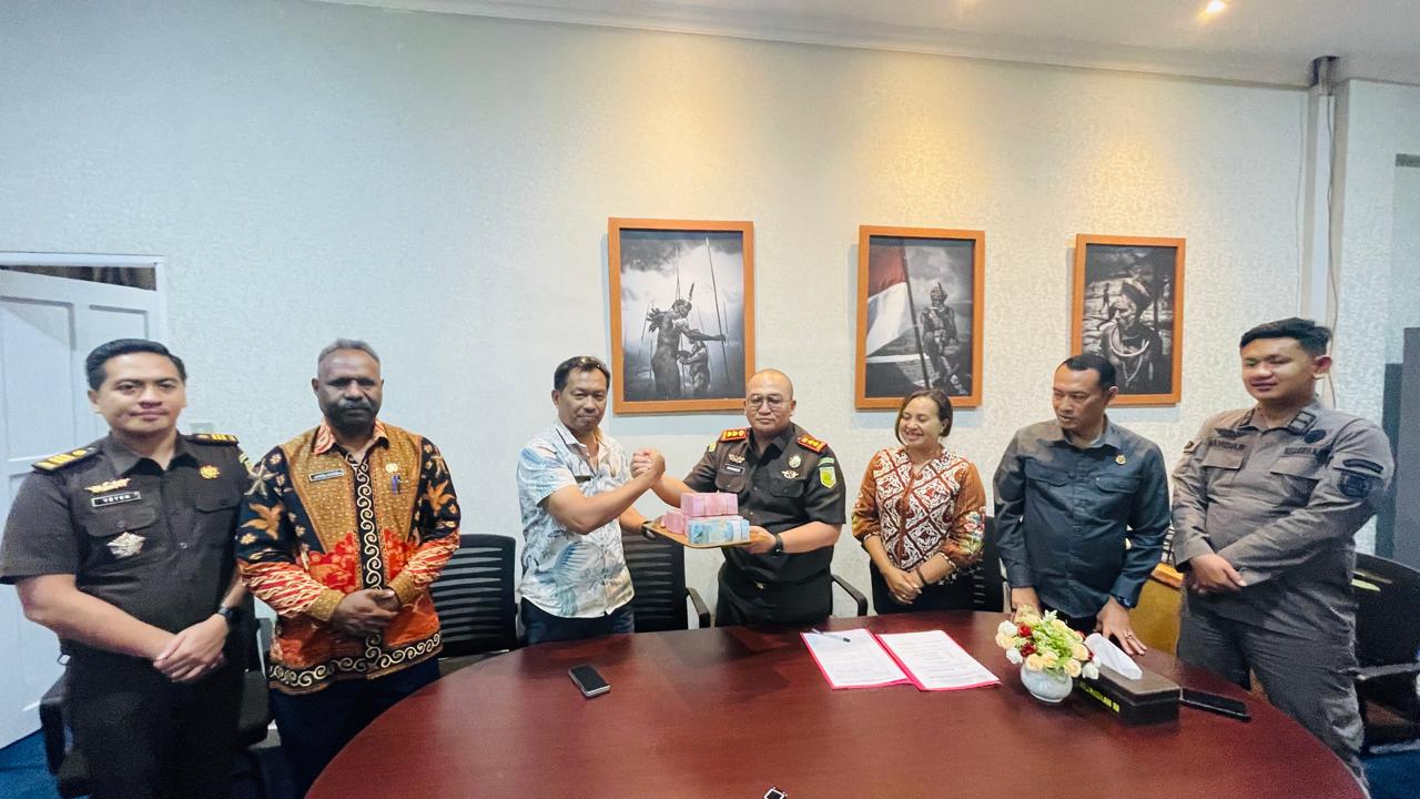 Kejari Jayawijaya Sunandar saat menyerahkan hasil penghitungan kerugian negara sebesar Rp315 juta kepada Kepala BPKAD Kabupaten Jayawijaya di Kantor Kejari Jayawijaya, Kamis (11/12/2025).