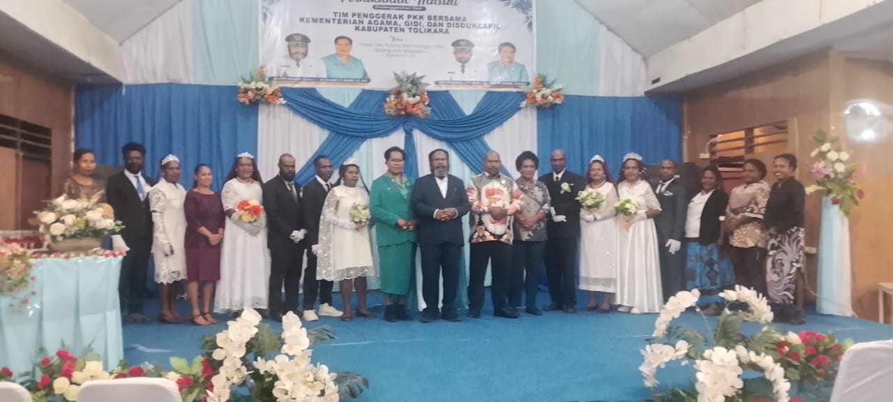 Bupati Tolikara Willem Wandik bersama Ketua TP PKK Kabupaten Tolikara Ny. Elisabet Y. Flassy, Wandik,SE., MM, foto bersama dengan lima pasangan yang baru menikah, Kamis (12/12/2025).