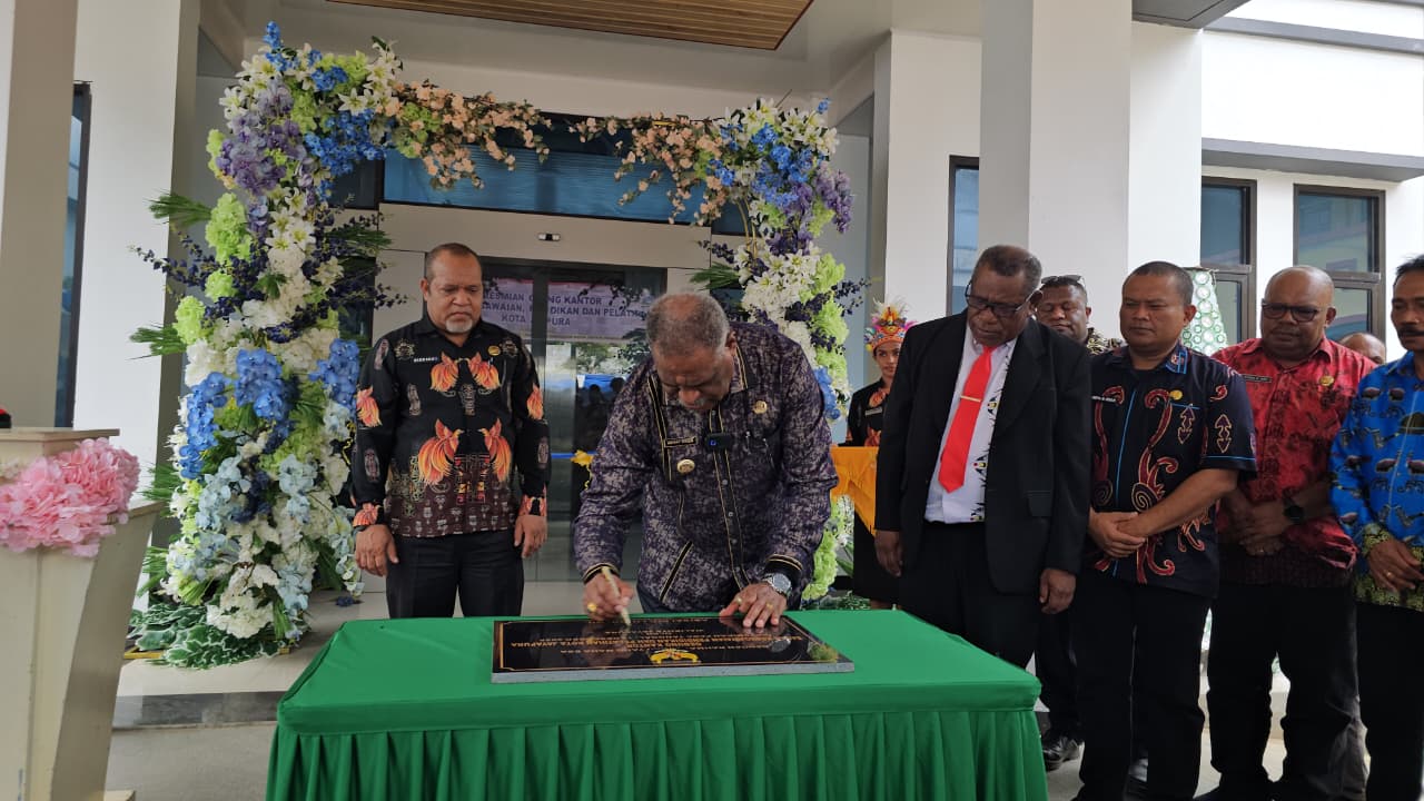 Wali Kota Jayapura, Abisai Rollo ketika melakukan penandatanganan prasasti, peresmian gedung baru BKPP, Jumat (12/12/2025).