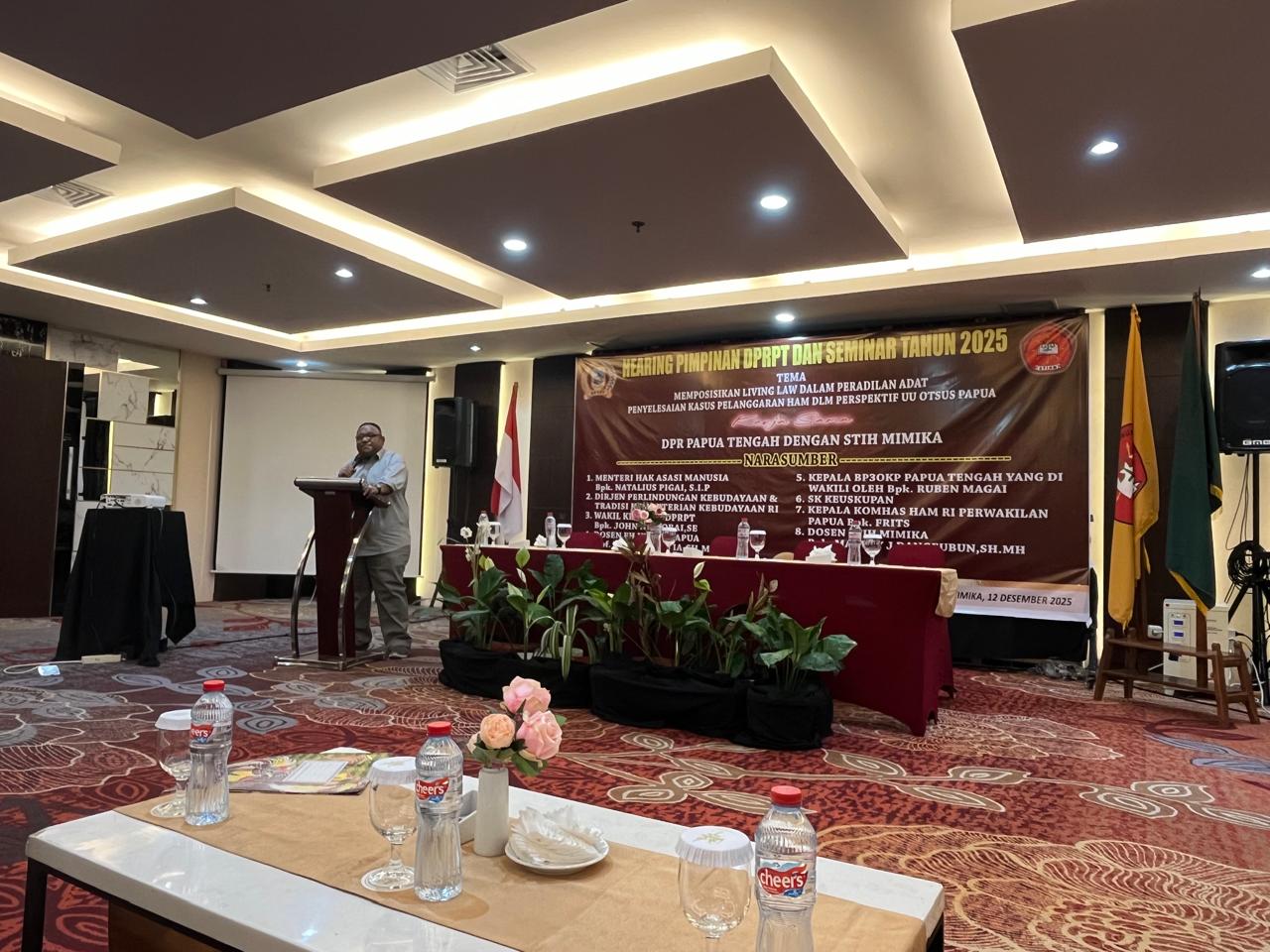 John Gobai memberikan sambutan hearing publik, dialog, dan seminar akhir tahun 2025 yang diselenggarakan oleh DPR Papua Tengah bekerja sama dengan Sekolah Tinggi Ilmu Hukum (STIH) Mimika.