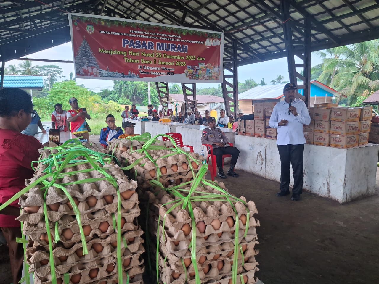 Wakil Bupati Waropen Yoel Boari, saat menyampaikan arahan kepada warga masyarakat di Distrik Inggerus dan Wapoga saat pembagian pasar Murah, menekan harga jelang Natal dan juga Tahun Baru.