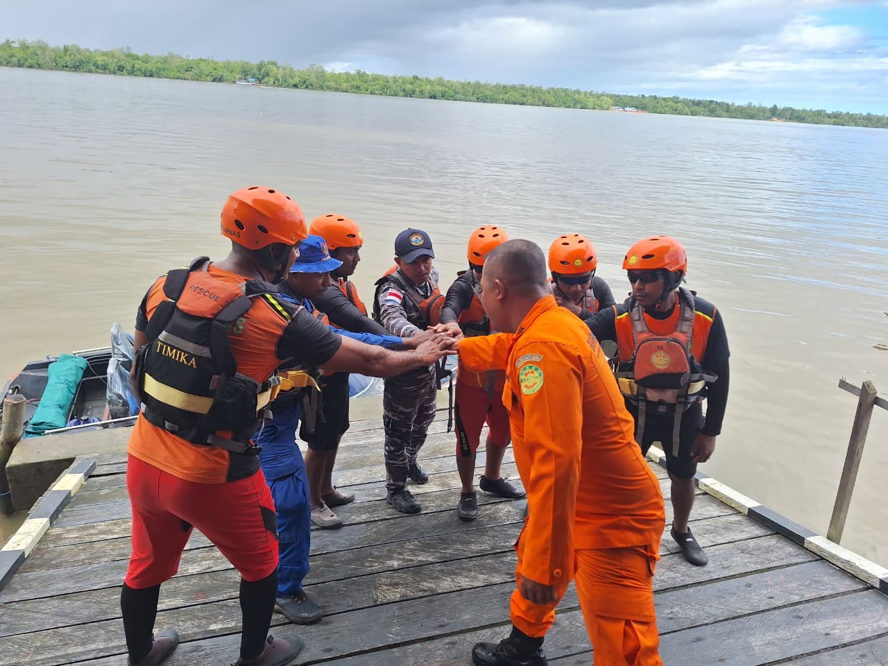Tim SAR Kantor Pencarian dan Pertolongan Timika melalui Pos Pencarian dan Pertolongan Asmat saat hendak diberangkatkan untuk melakukan pencarian terhadap korban yang tenggelam, Sabtu (13/12/2025).