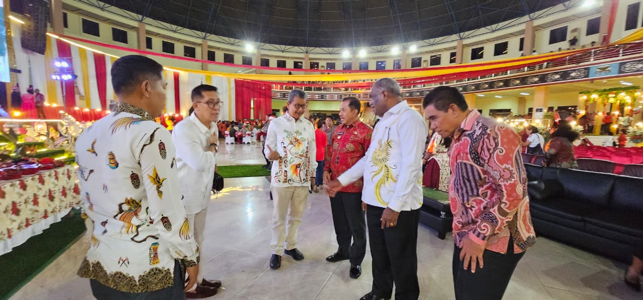 Momen Wali Kota, Abisai Rollo dan Wakil Walo Kota, Rustan Saru saat menyapa masyarakat usai perayaan Natal di Auditorium Universitas Cenderawasih (Uncen), Kota Jayapura, Jumat (12/12/2025).