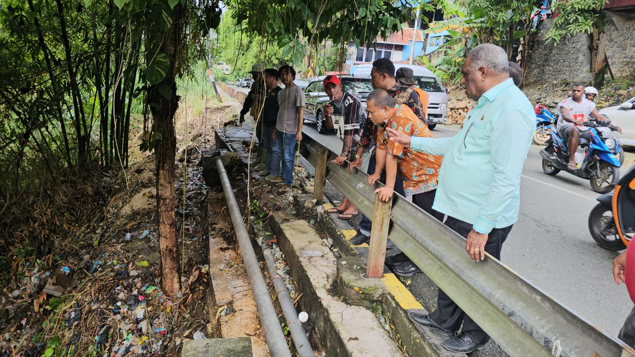 Wali Kota Jayapura, Abisai Rollo saat meninjau longsor di Turunan Kalam Kudus, Kota Jayapura baru-baru ini. (CEPOSONLINE.COM/HANS PALEN).