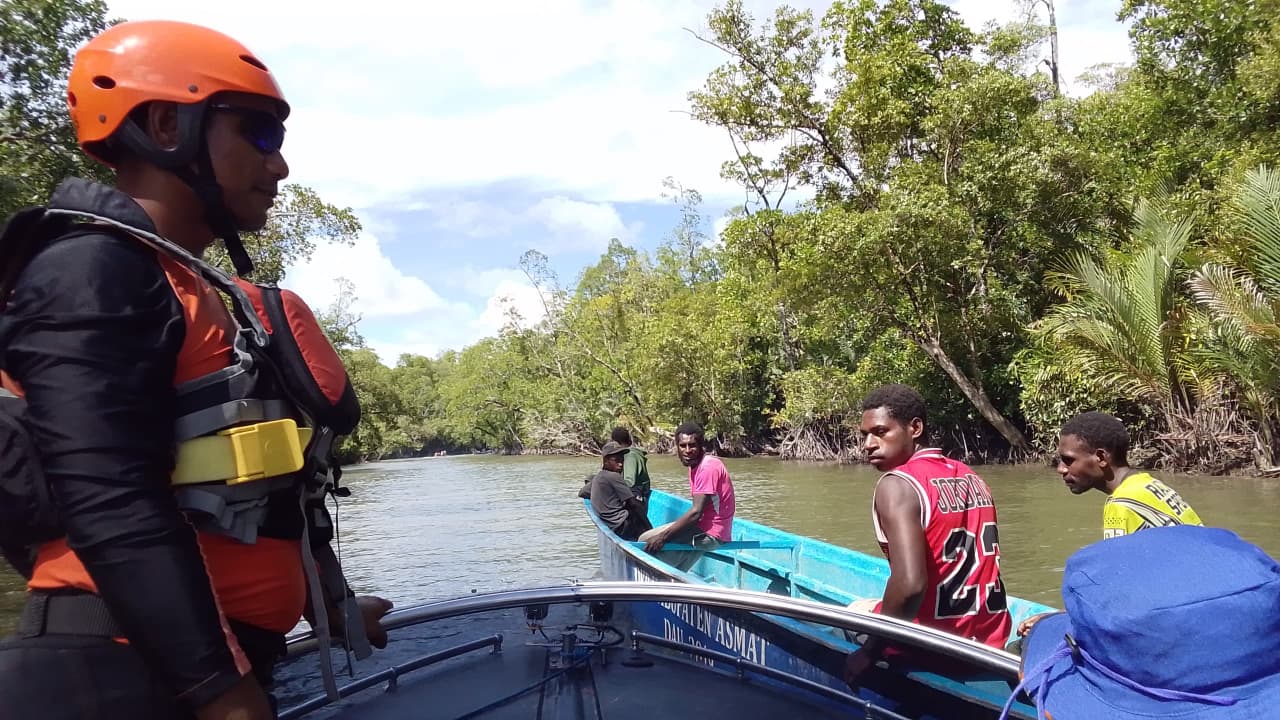 SAR Timika saat mencari warga Asmat yang dilaporkan terjatuh dari perahu daat mencari kepiting. (SAR TIMIKA)