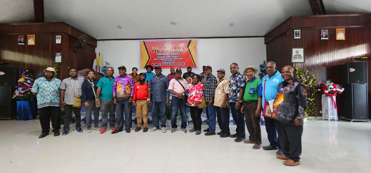 Foto bersama usai RDP bersama DPR Papua Tengah, MRP Papua Tengah bersama masyarakat suku Mee dan Kamoro di Timika. (CEPOSONLINE.COM/John Gobai For Cepos).