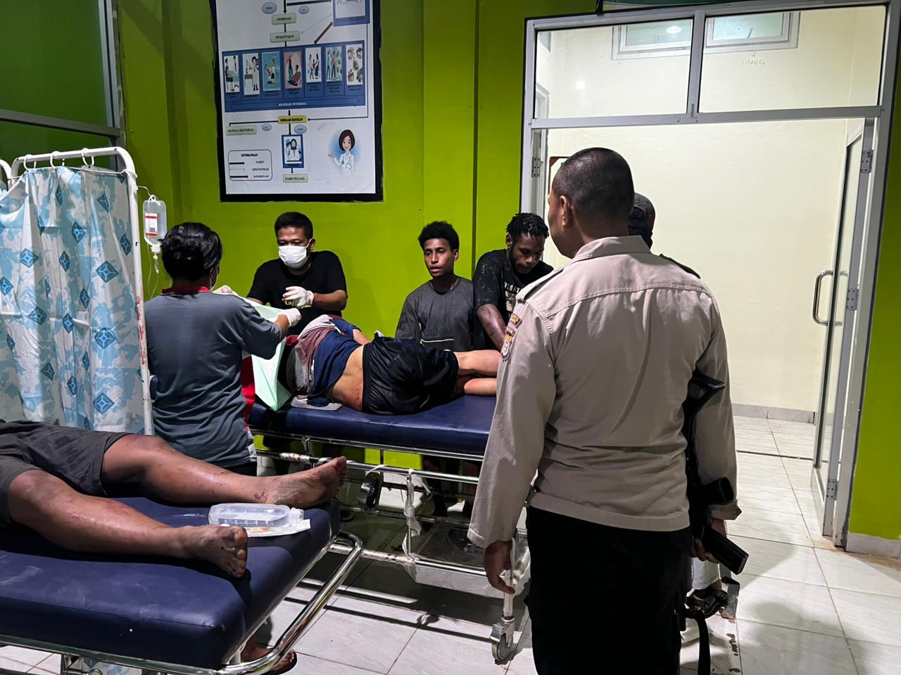Petugas dari Puskesmas Sota saat menangani 2 truk Sopir yang dianiaya Orang Tak Dikenal (OTK) dimana satu korban diantaranya meninggal dunia, Minggu (14/12) sekira pukul 02.50 WIT.