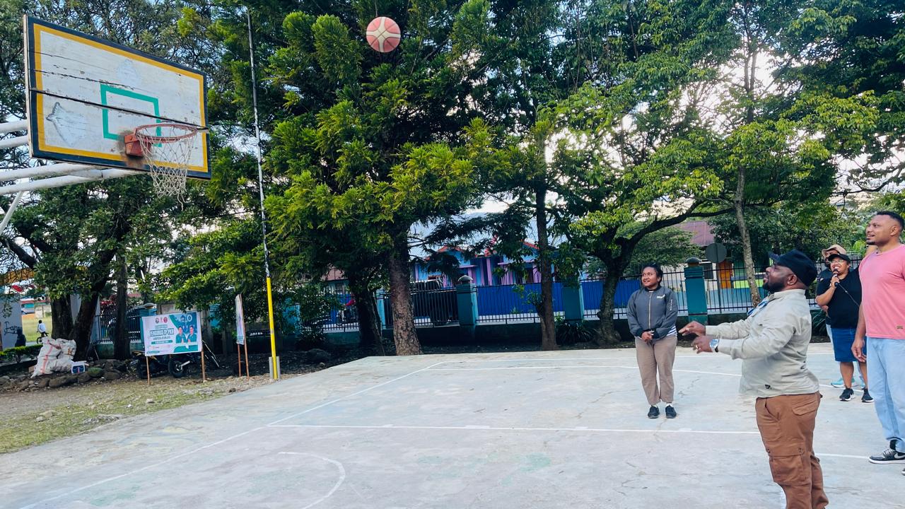 Ketua KPA Provinsi Papua Pegunungan Yomi Kogoya membuka Wamena Fun Basket Ball III di lapangan SMA Negeri I Wamena, Sabtu (13/12/2025).