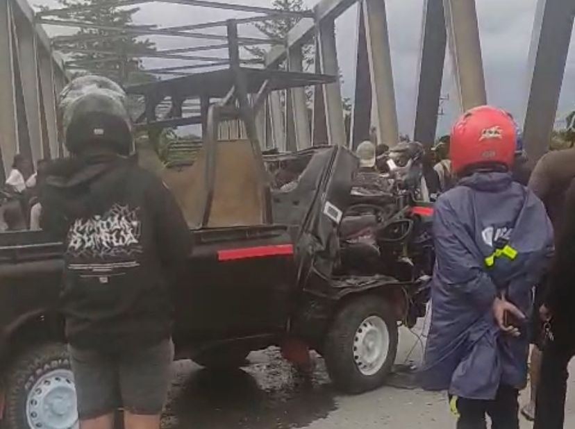 Terlihat mobil pickup yang rusak parah akibat kecelakan hebat di Jembatan Waker Timika. (TANGKAPAN LAYAR)