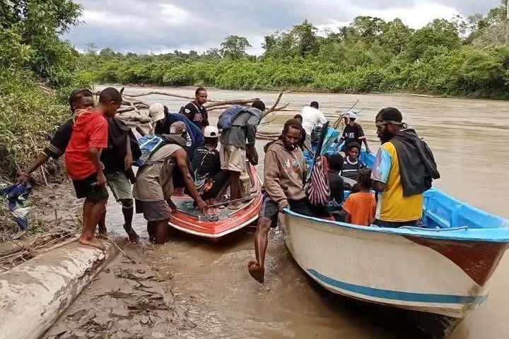 Warga masyarakat sipil di Kabupaten Nduga, Papua Pegunungan, hendak mengungsi meninggalkan kampungnya akibat operasi militer yang berlangsung sejak 10 Desember 2025. (Dok pribadi)