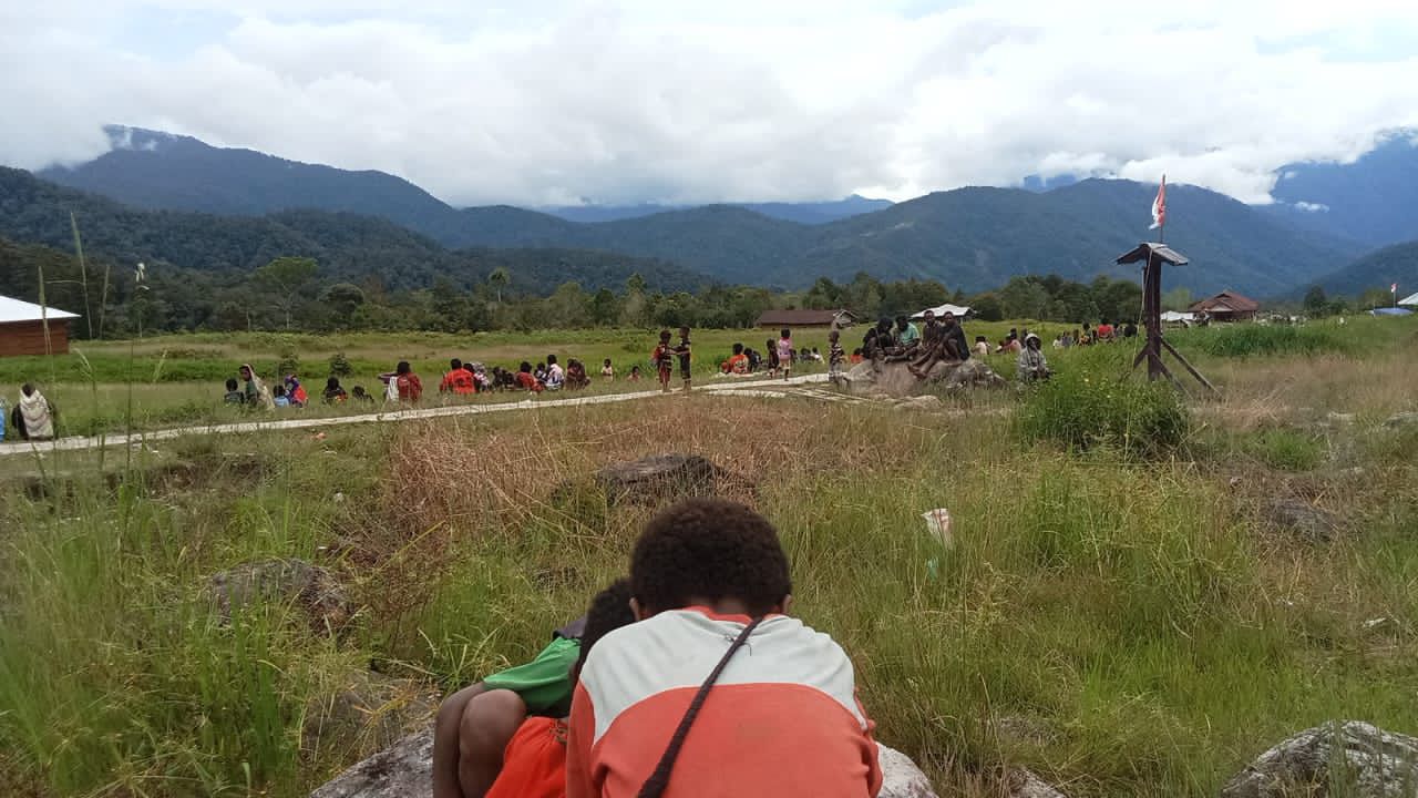 Warga masyarakat sipil di Distrik Jila yang mengungsi ke Ibu Kota Distrik Jila pasca operasi militer 10 Desember 2025. (dok pribadi).